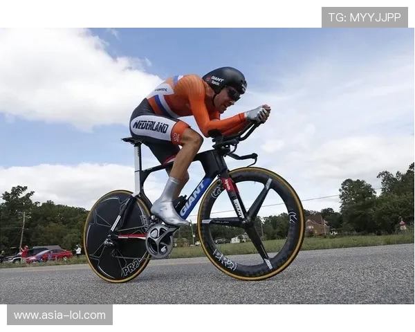 网球巨星与足球天王激烈对决 运动跨界碰撞展现巅峰对抗