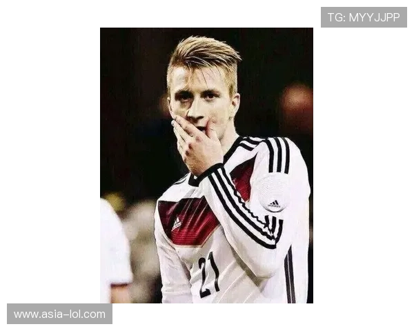 超帅足球明星展现惊人技巧与魅力，赛场内外的全能表现引爆全球粉丝热潮