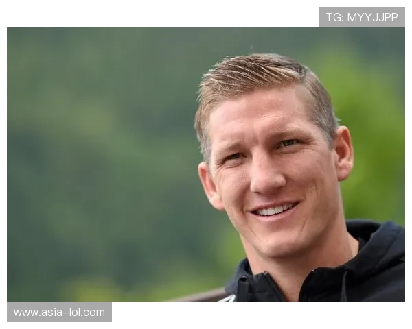 足球星身披军装展现铁血豪情彰显球场之外的硬朗风采